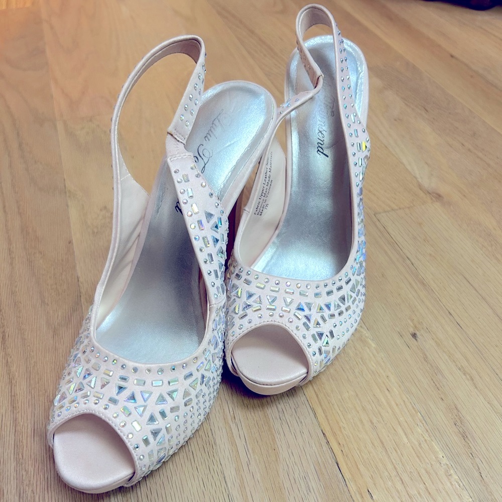Embellished heels perfect for weddings, prom, or a special event. Size 7.5.